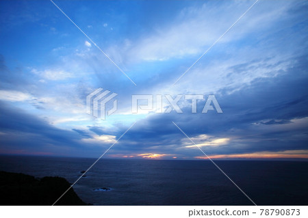 足折岬,陰天的黎明 足折岬,陰天的黎明 78790873