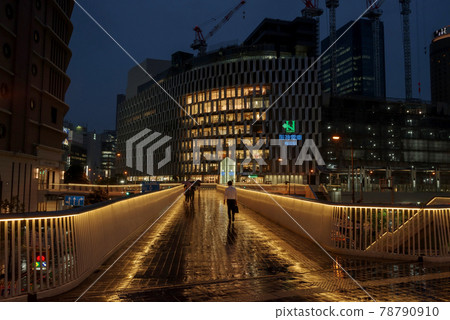 大阪梅田·梅田新人行天橋在雨夜點亮 78790910