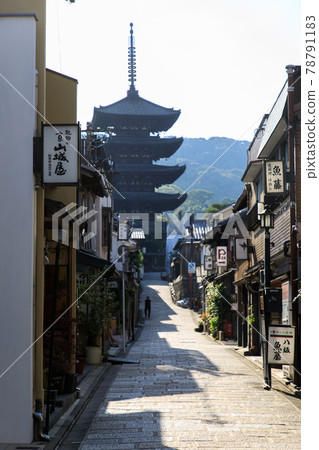 Kyoto Yasaka Tower in the early morning 78791183