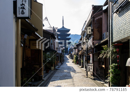Kyoto Yasaka Tower in the early morning 78791185