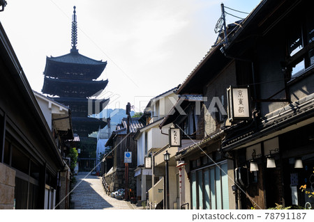 Kyoto Yasaka Tower in the early morning 78791187