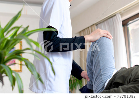 Male chiropractor giving a foot massage 78791382