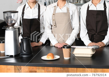 多名圍裙婦女在餐廳工作 78792014