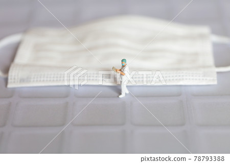 Mask and miniature figure of a male doctor Mask and miniature figure of a male doctor 78793388