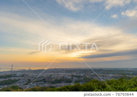 從山頂可以看到樽海和明石。 78793644