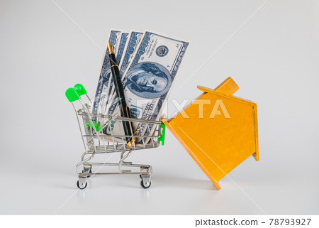 Golden house with shopping cart trolley ,Housing and Real Estate concept. Golden house with shopping cart trolley ,Housing and Real Estate concept. 78793927