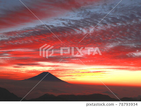 Yamanashi and Shizuoka Prefecture Sakai Pass Yamafushi Pass Late autumn red sunrise Yamanashi and Shizuoka Prefecture Sakai Pass Yamafushi Pass Late autumn red sunrise 78793934