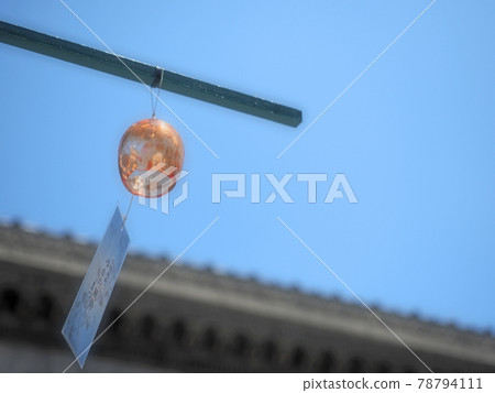 Wind chimes in town 78794111