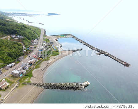 初夏北海道江差町泊漁港鳥瞰圖 初夏北海道江差町泊漁港鳥瞰圖 78795333