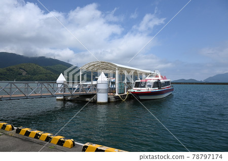 位於福井縣大井町的路邊車站“Uminpia Oi”,可以欣賞到蔚藍的大海和天空、青葉山和青戶大橋 位於福井縣大井町的路邊車站“Uminpia Oi”,可以欣賞到蔚藍的大海和天空、青葉山和青戶大橋 78797174