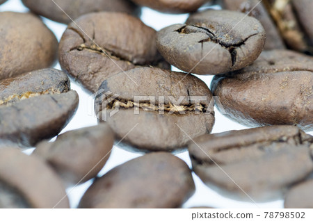 Enlarged photo of roasted coffee beans 78798502
