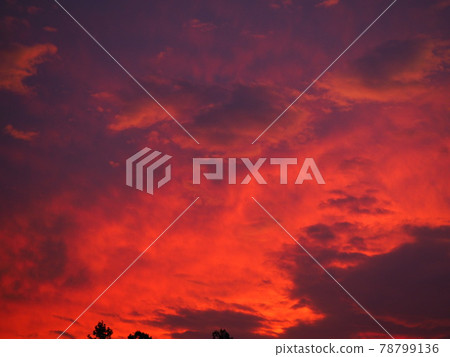 美麗的夕陽雲染紅了 美麗的夕陽雲染紅了 78799136