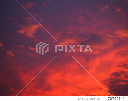 美麗的夕陽雲染紅了 78799141