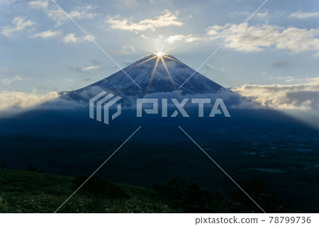 山梨縣龍岳岳的第一顆日出鑽石富士 78799736