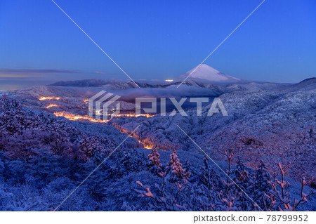 夜間雪景和箱根收費公路的富士山 78799952