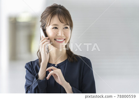 30 多歲的女商人用智慧型手機交談 78800559