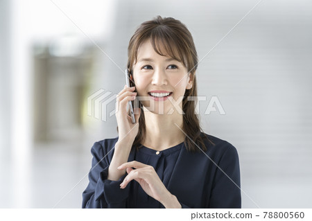 Arasa woman talking on a smartphone 78800560