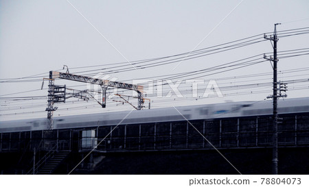 新幹線的架空線和架空線柱 照片素材 圖片 圖庫 新幹線的架空線和架空線柱 照片素材 圖片 圖庫