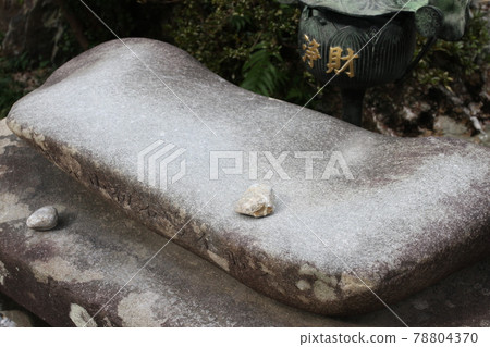 靜岡縣濱松市法輪寺的“金鳴石” 靜岡縣濱松市法輪寺的“金鳴石” 78804370