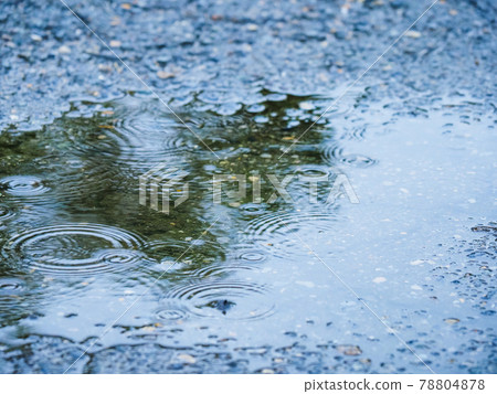瀝青水坑上的降雨・雨峰 瀝青水坑上的降雨・雨峰 78804878