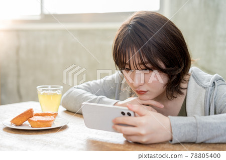 一位女士在智能手機上觀看視頻 一位女士在智能手機上觀看視頻 78805400