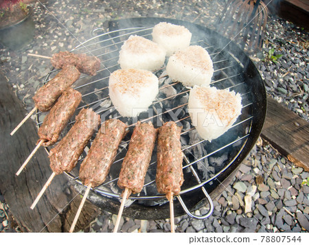 在煙熏燒烤架上用炭火烤製的烤飯糰和羊排 78807544