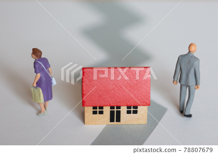 成熟的離婚畢業夫婦形象 78807679