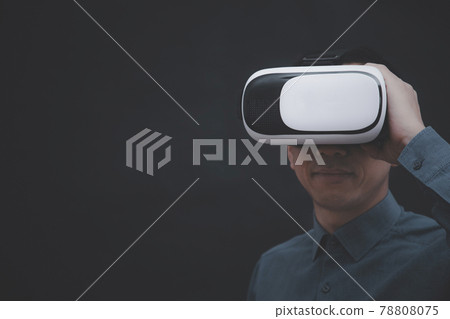 Businessman wearing virtual reality goggles VR and touch in graph Screen of a media screen on the dark background,Technology Process System Business, success and teamwork concept 78808075