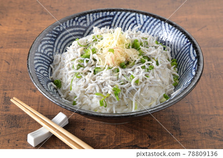 Shirasu bowl on the table 78809136