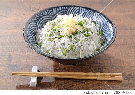 桌上的 Shirasu 碗 78809138