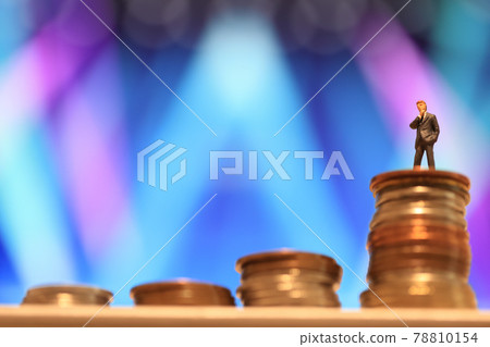 4 疊硬幣和 1 成功人士 78810154