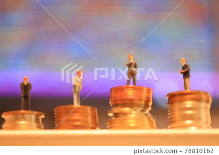 堆疊的硬幣和 4 個微型 businessmen_gradient 背景 78810162