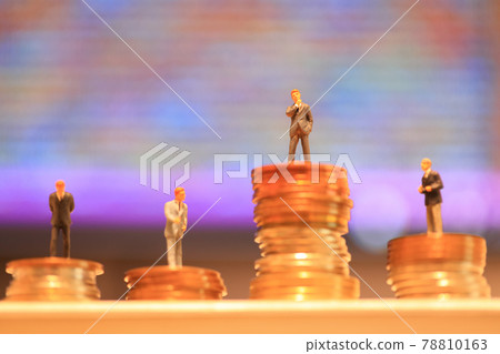 漸變背景,如堆積的硬幣和 4 個微型商人_紫色 漸變背景,如堆積的硬幣和 4 個微型商人_紫色 78810163