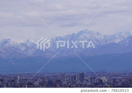立山山脈和富山市的街道 立山山脈和富山市的街道 78810523