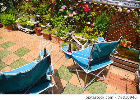 陽光溫暖的假期：屋頂陽台上的玫瑰和啤酒，度過輕鬆而奢華的居家時光 78810946