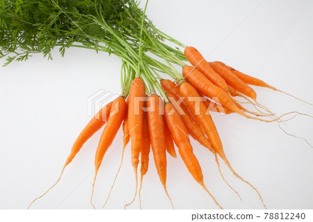 Mini carrot with leaves 78812240
