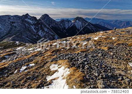 清晨從碘嶽山頂眺望八岳主峰和南阿爾卑斯山 78812403