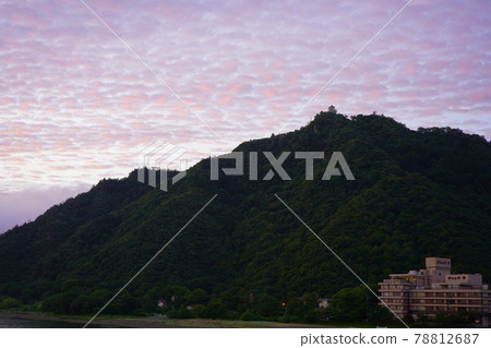 The sunrise after the rainy season and Gifu Castle 78812687