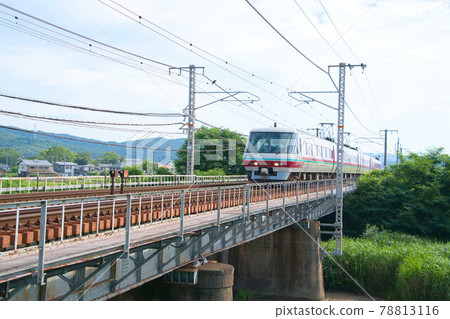開往岡山縣岡山市北區出雲市的全景綠色車特急八雲(在矢部川B橋) 開往岡山縣岡山市北區出雲市的全景綠色車特急八雲(在矢部川B橋) 78813116