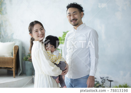 一家人在客廳 一家人在客廳 78813198