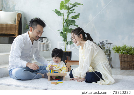 一家人在客廳 一家人在客廳 78813223