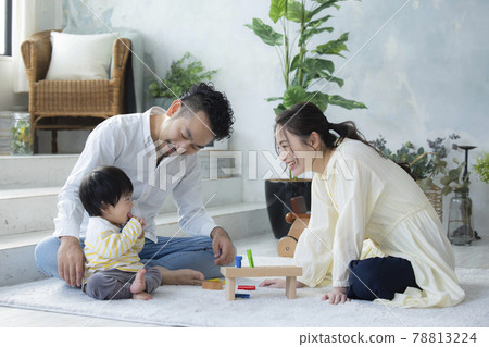 一家人在客廳 78813224