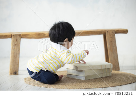 寶寶在玩玩具 寶寶在玩玩具 78813251