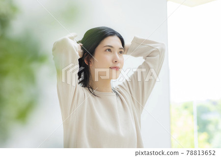 Female windowsill 78813652
