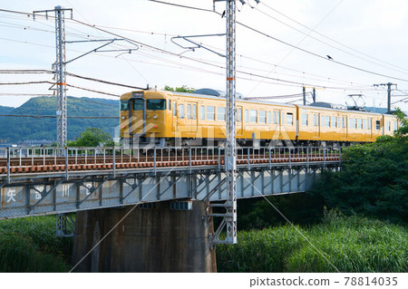 開往山陽本線足森川鐵橋4號普通列車岡山縣岡山市北區4號線岡山站的黃色JNR 115系 78814035