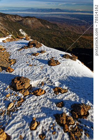 初冬時從八嶽山脈和伊之岳脊線看到的淺間山 78814162