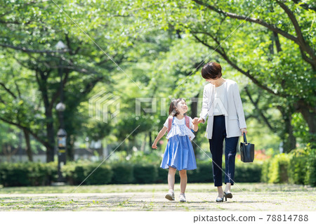 Parent and child elementary school commuting to school commuting family image Parent and child elementary school commuting to school commuting family image 78814788