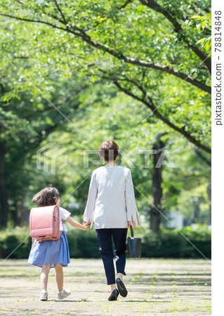 親子小學上下班通勤家庭形象 78814848