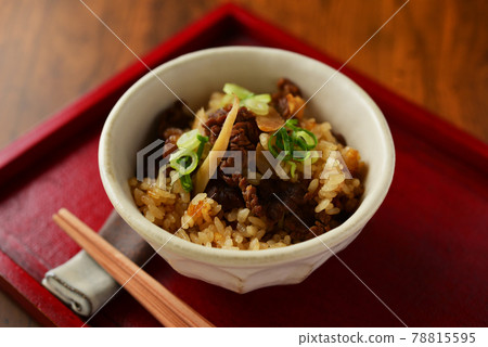 牛肉和牛肉飯煮熟的米飯 牛肉和牛肉飯煮熟的米飯 78815595