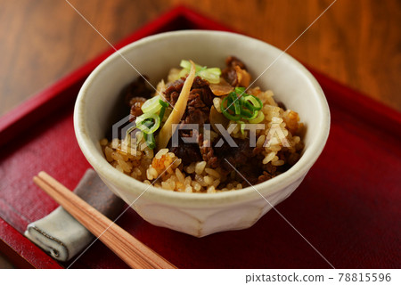 牛肉和牛肉飯煮熟的米飯 牛肉和牛肉飯煮熟的米飯 78815596